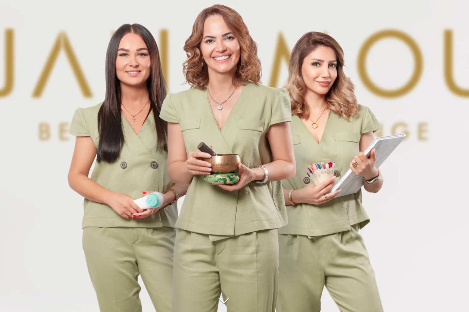 Team der JANAMOU Beauty and Soul Lounge in Düsseldorf in einheitlicher Arbeitskleidung