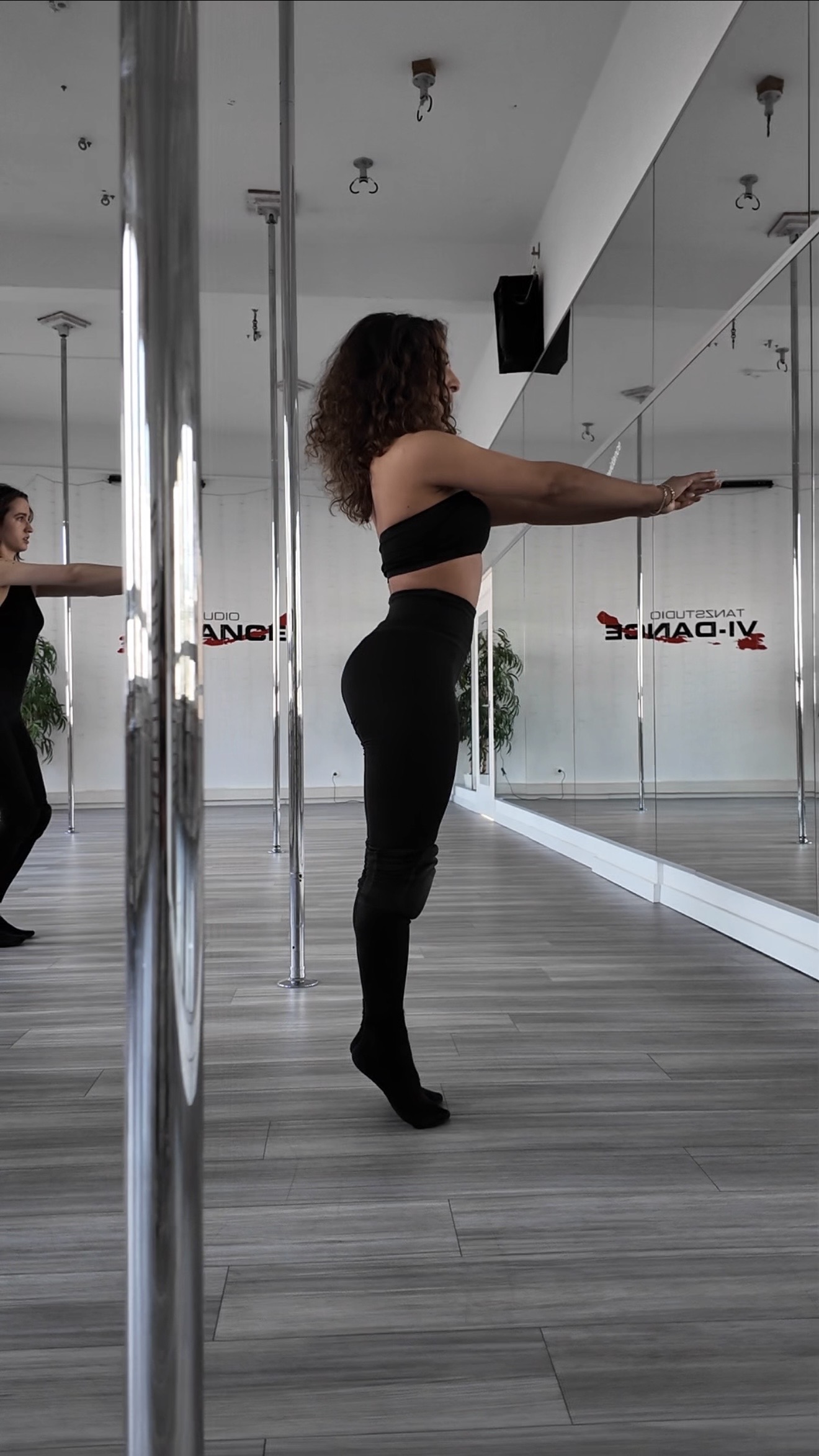 50-minütiger Stretching oder Poledance Schnupperkurs – Bild 5