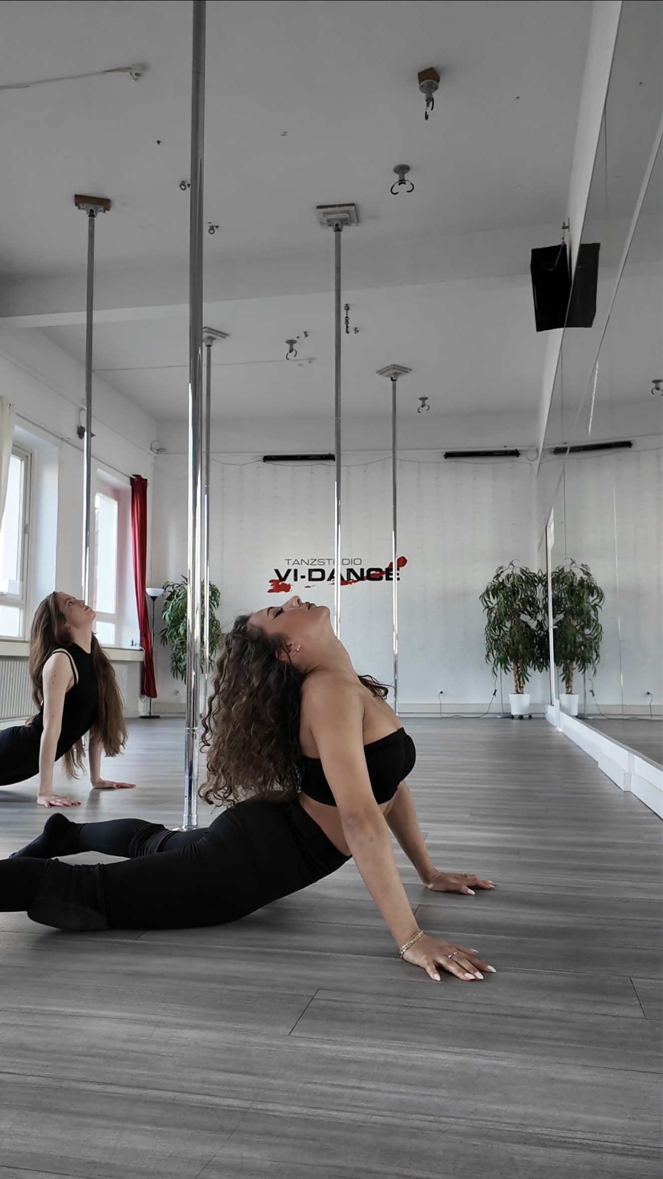 50-minütiger Stretching oder Poledance Schnupperkurs – Bild 3