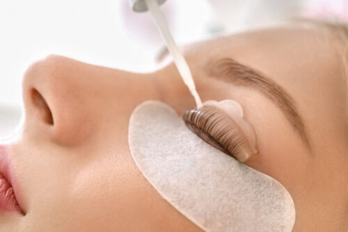 Nahaufnahme eines Wimpernliftings mit Pflegepad und Applikator