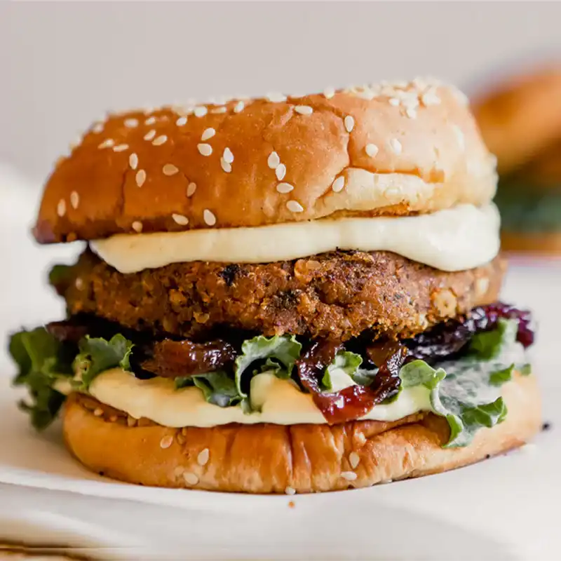 Vegetarischer Burger mit knusprigem Patty, Salat, cremiger Sauce und Sesam-Bun, serviert im GODFATHER American Restaurant & Bar Wiesbaden