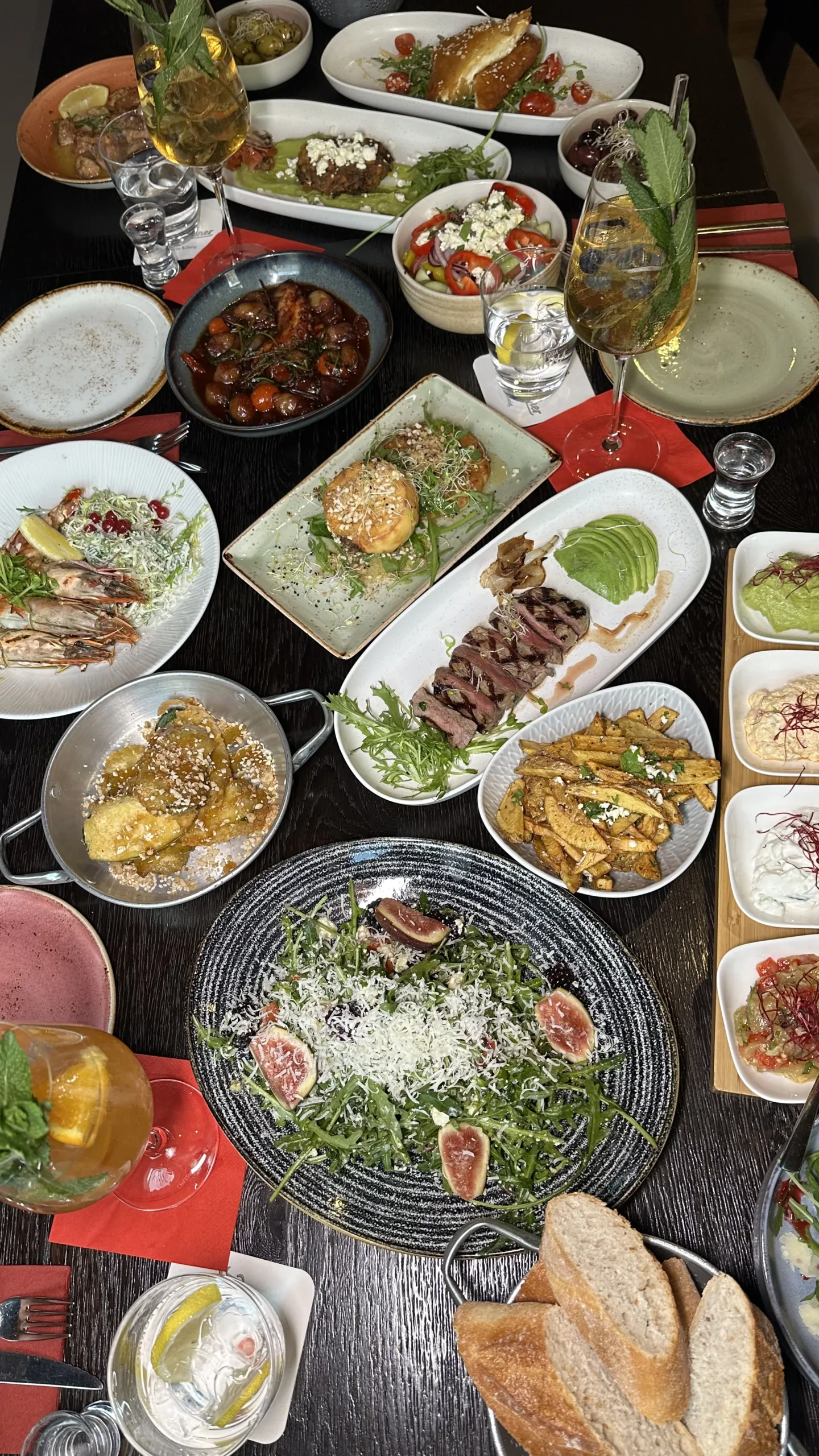 Vielfältige griechische Meze-Auswahl im Pegasos Oberhausen mit verschiedenen Dips, Salaten, Fleischgerichten und Beilagen auf einem reich gedeckten Tisch