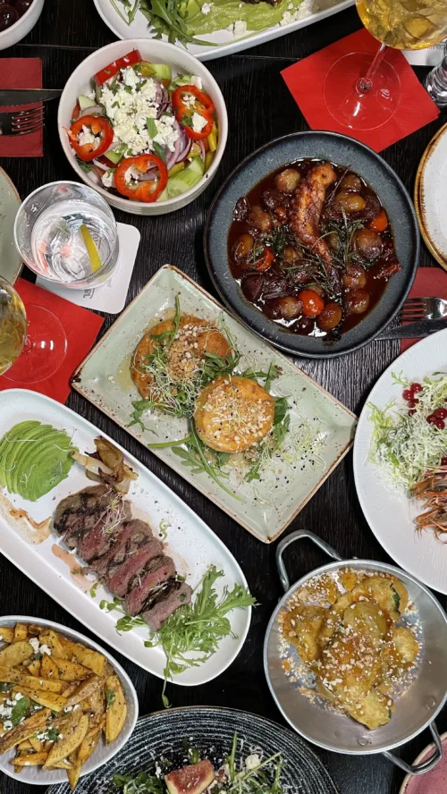 Vielfältige Meze-Vorspeisen auf einem stilvoll gedeckten Tisch