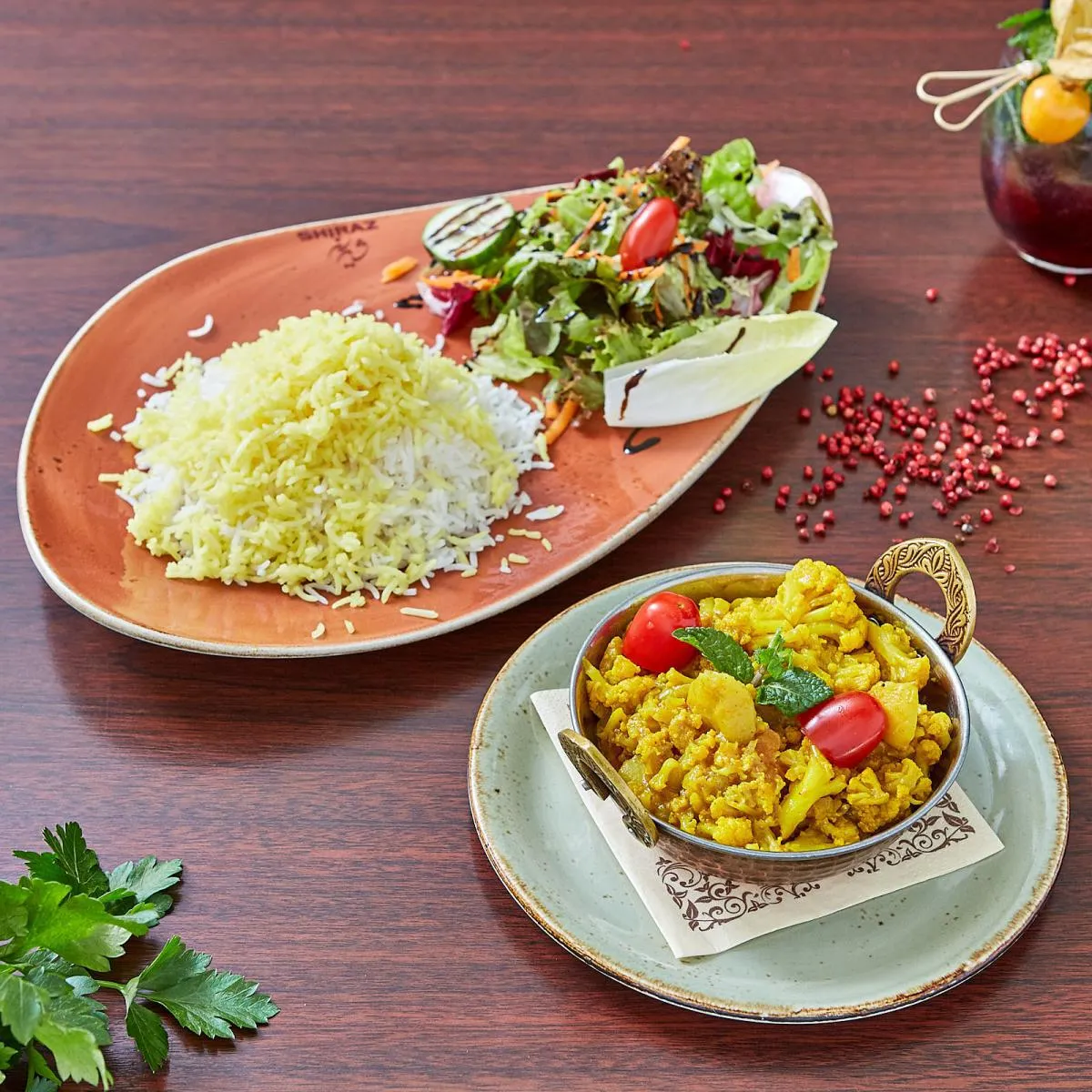 Orientalisches Gericht im Shiraz Restaurant Darmstadt mit Safranreis, Gemüsepfanne und Beilagensalat auf edlem Geschirr angerichtet