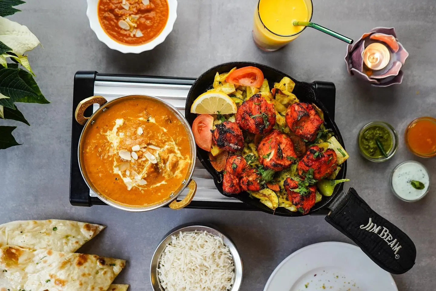 Indisches Gericht im Sweet Laddu Köln mit Tandoori Chicken, Butter Chicken, Reis, Naan, Chutney und Mango Lassi