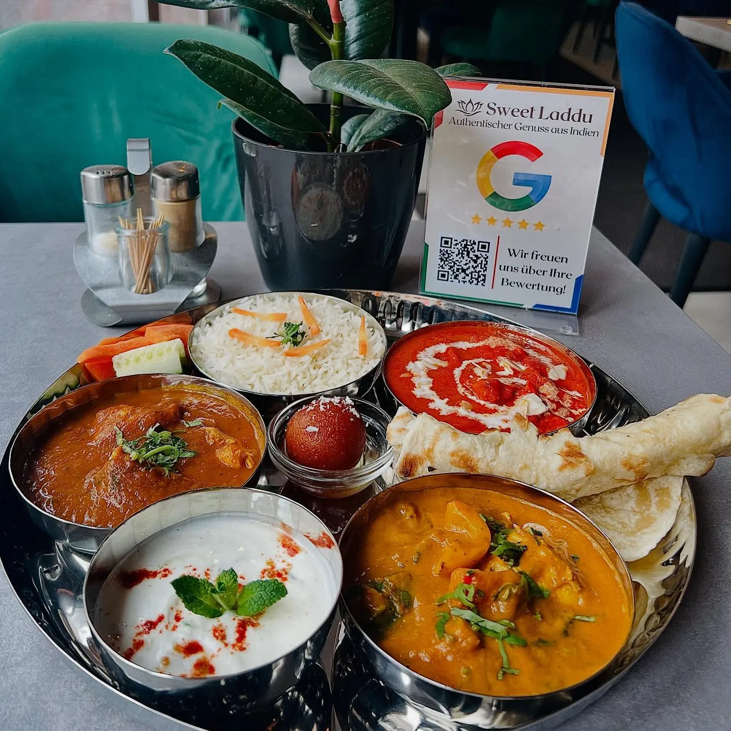 Vegetarisches Thali im Sweet Laddu Köln auf einem runden Metalltablett