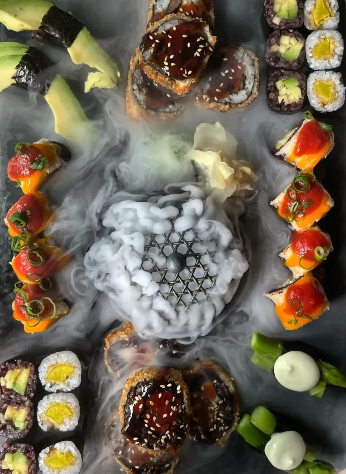 Kunstvoll angerichtete Fusion-Sushi-Platte im Yozora-17 Wiesbaden mit dekorativem Nebeleffekt aus Trockeneis in der Mitte und farbenfrohen Rolls außen herum