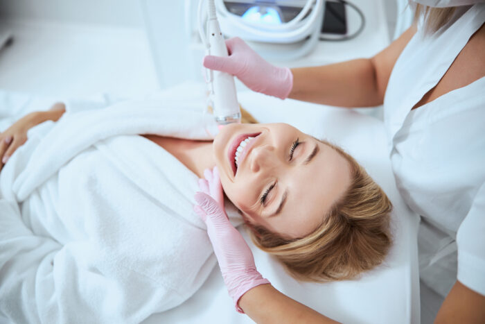 Kosmetisches Microneedling für Gesicht, Hals und Dekolleté – Bild 2