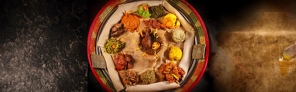 Traditionelle äthiopische Platte mit verschiedenen Gerichten im Adabina Restaurant Frankfurt