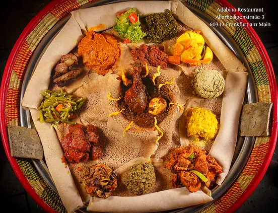Traditionelle äthiopische Platte mit Injera und bunten Beilagen