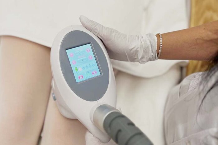 Vakuum-Laser-RF-Massagegerät bei ästhetischer Behandlung an der Haut