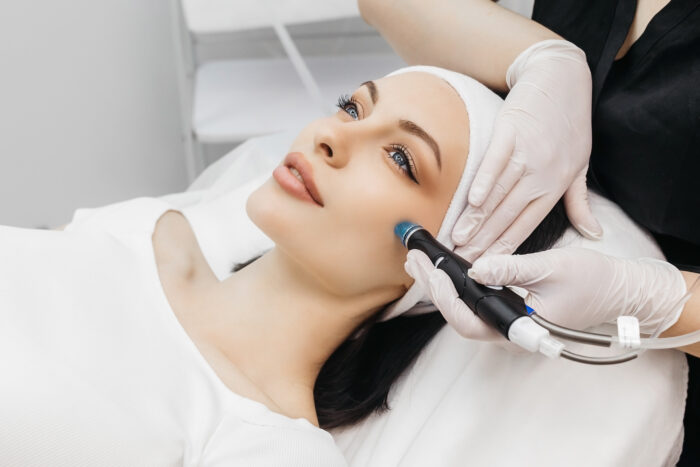 Frau erhält eine Hydrafacial-Gesichtsbehandlung im Kosmetikstudio