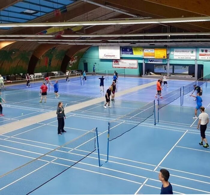 Badmintonspieler in der Badminton Oase Hemsbach auf mehreren Spielfeldern