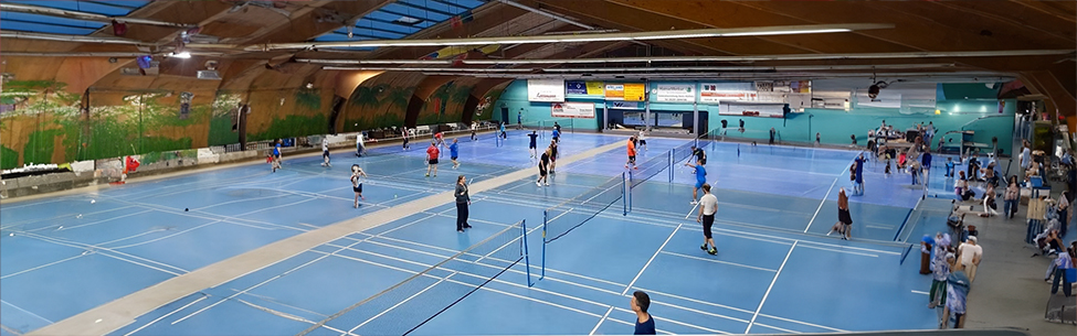 Badmintonspieler in der Badminton Oase Hemsbach auf mehreren Spielfeldern