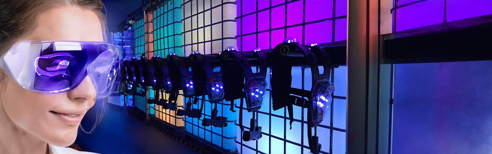 Beleuchtete Lasertag-Ausrüstung bei Blaze Laser Tag in Herne vor einer bunt leuchtenden Wand