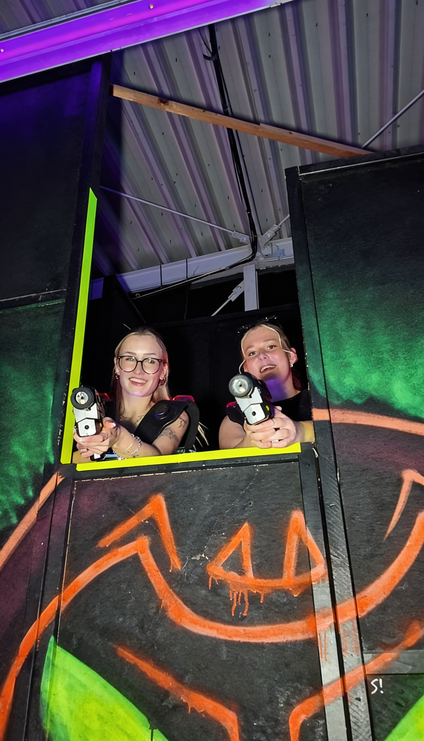 Zwei Spieler beim Laser Tag im Blaze Laser Tag Herne – actionreiche Spielsituation in einer neonbeleuchteten Arena mit Lasertag-Ausrüstung