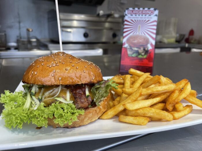 Frischer Burger mit knusprigen Pommes im Burgerino Laubach