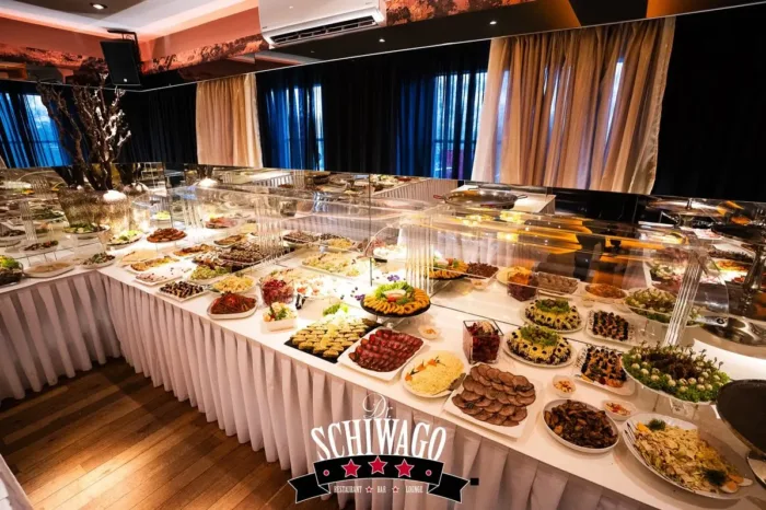 Vielfältiges russisches Buffet im Dr. Schiwago Duisburg mit traditionellen Speisen, Salaten und Vorspeisen in eleganter Präsentation
