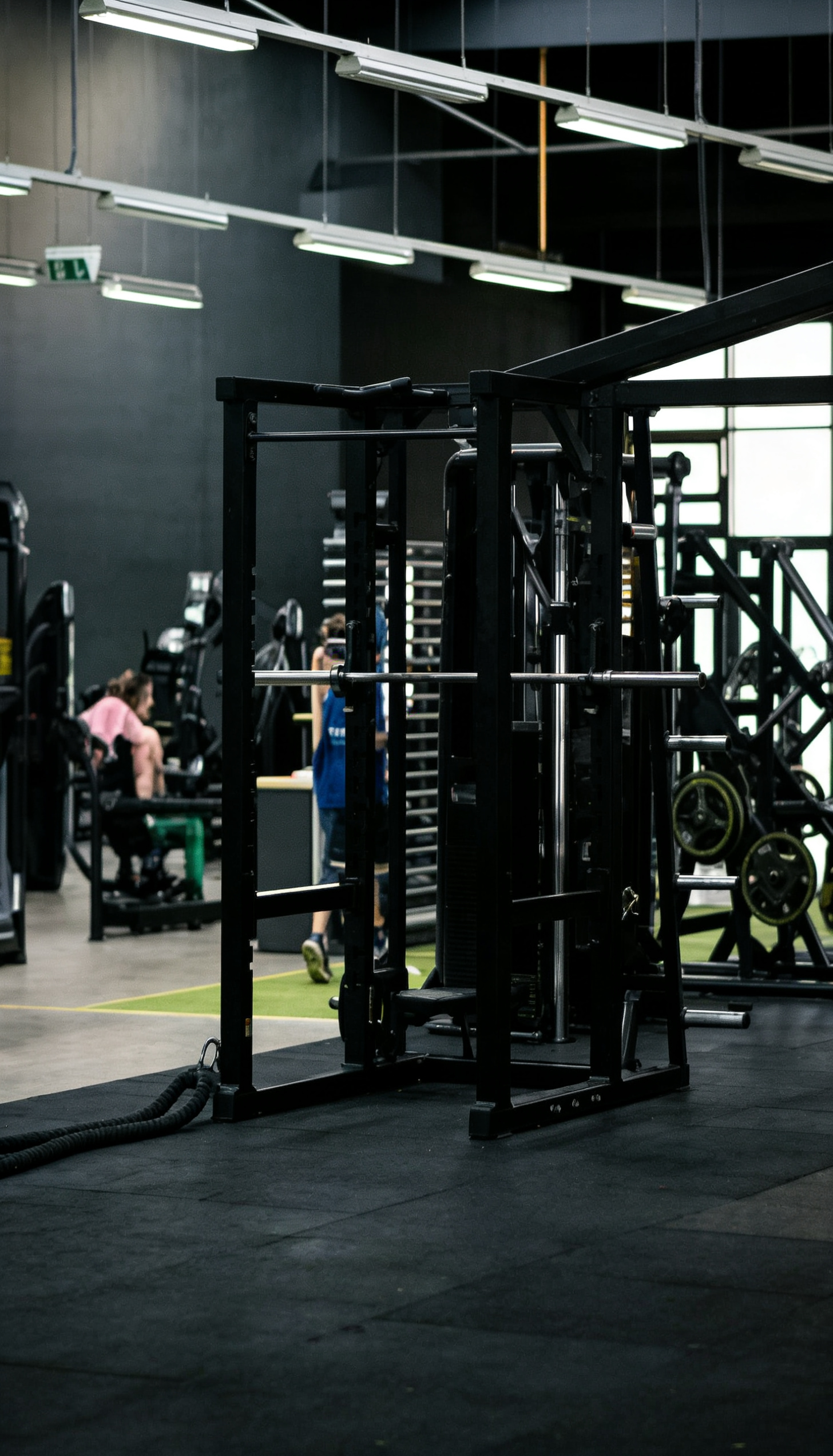 Trainingsfläche bei EASYFITNESS Bochum – moderner Kraftgerätebereich mit Fitnessgeräten für Muskelaufbau und funktionelles Training