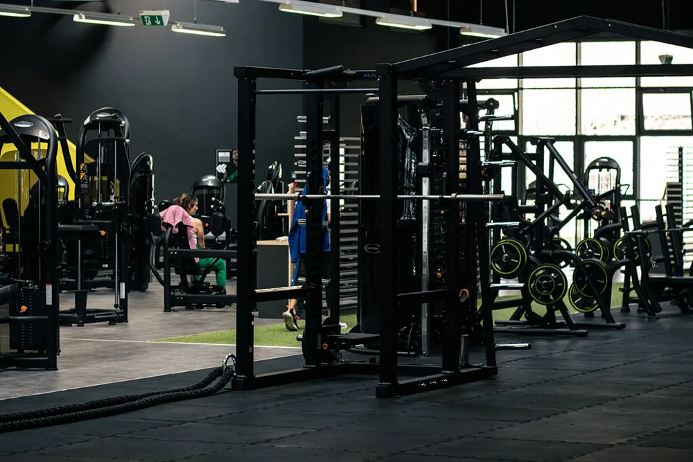 Moderner Trainingsbereich mit Kraftgeräten und Squatrack im Easyfitness