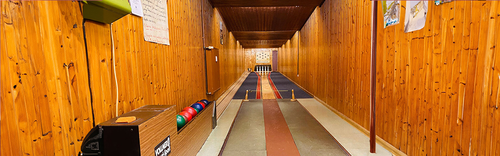 Kegelbahn mit Holzvertäfelung und bunten Kugeln im Restaurant Edamame in Köln