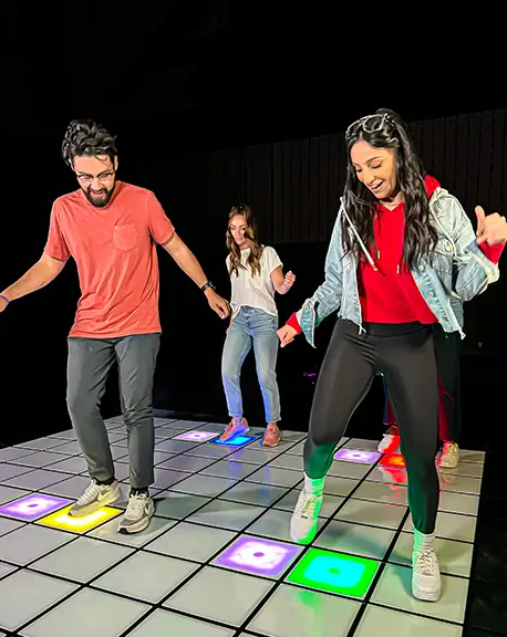 Gruppe spielt auf interaktiven Flashpads bei Escape Adventure Escape Room Frankfurt
