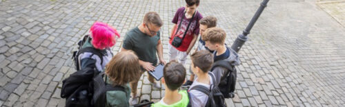  Schülergruppe bei einer digitalen Stadtrallye in Frankfurt mit iPad und Anleitung