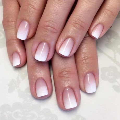 Gepflegte Hände mit klassischem Babyboomer-Nageldesign