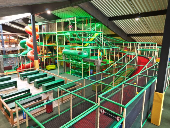 Großer Indoor-Spielplatz im Hi-Fly Hilden mit Rutschen und Kletterelementen