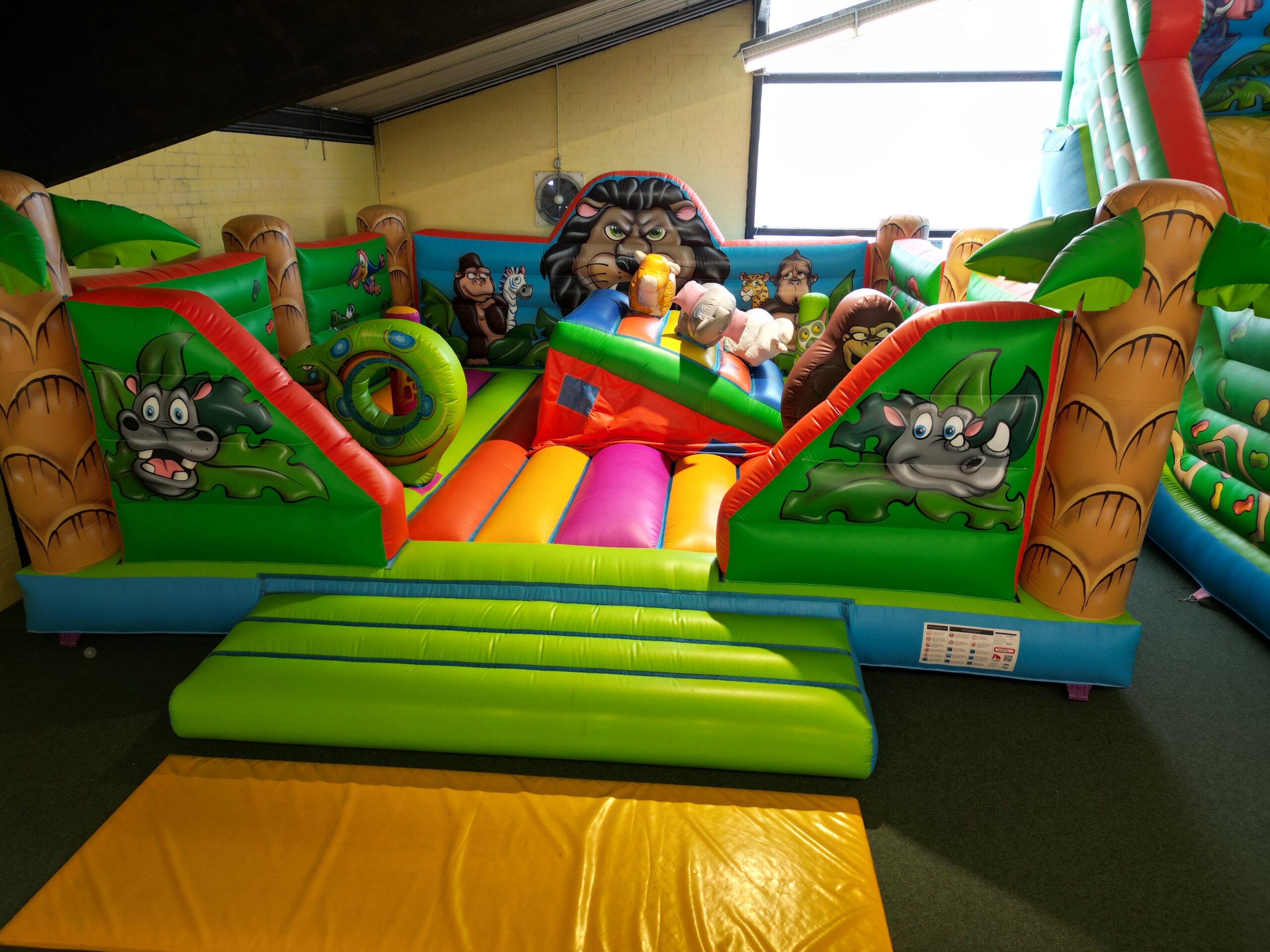 Bunte Dschungel-Hüpfburg für Kinder im Hi-Fly Hilden