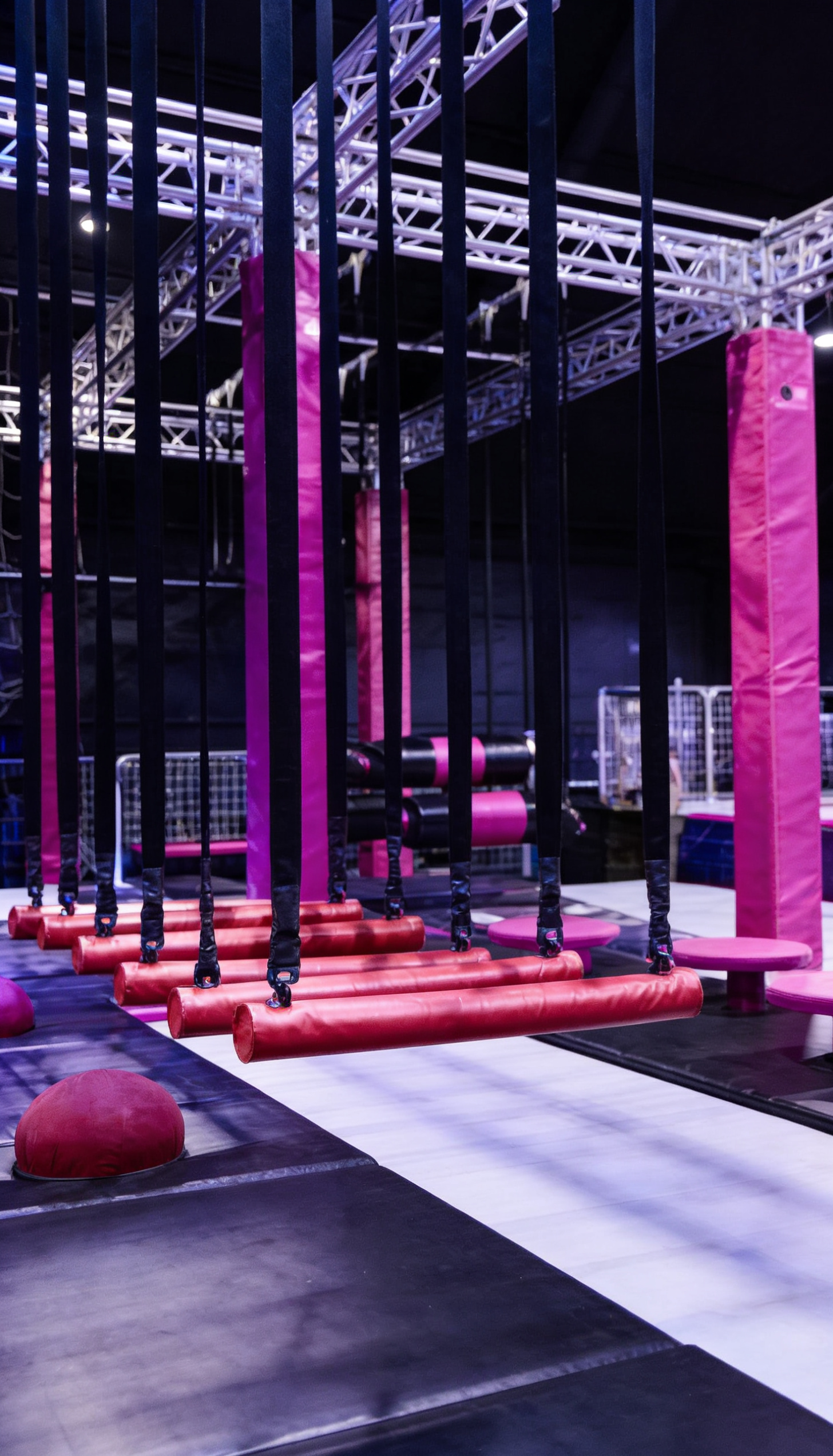 Ninja Parkour im HI FLY Hilden mit Hindernissen, Hangelstrecken und Balance-Elementen im modernen Indoor-Actionpark