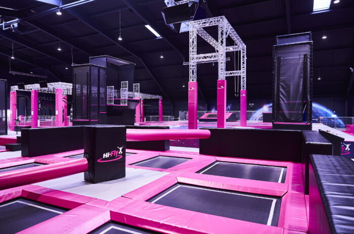 Trampolinhalle mit Hindernisparcours im Hi-Fly Hilden