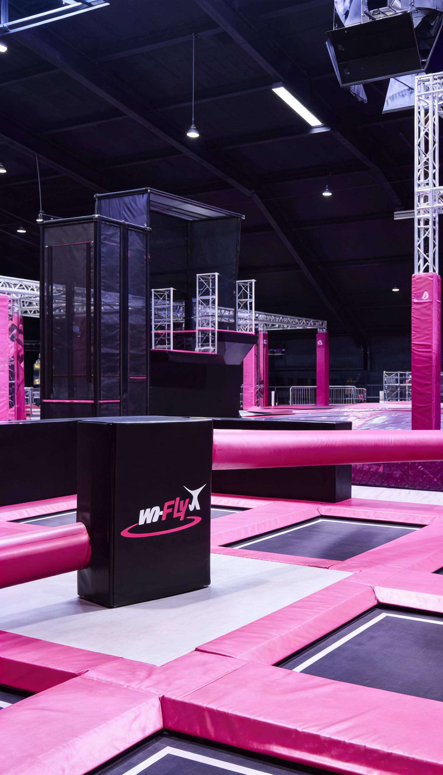 Hindernisbereich im HI FLY Trampolinpark Hilden – Indoor-Trampolinanlage mit Sprungflächen, Action-Elementen und Neonbeleuchtung