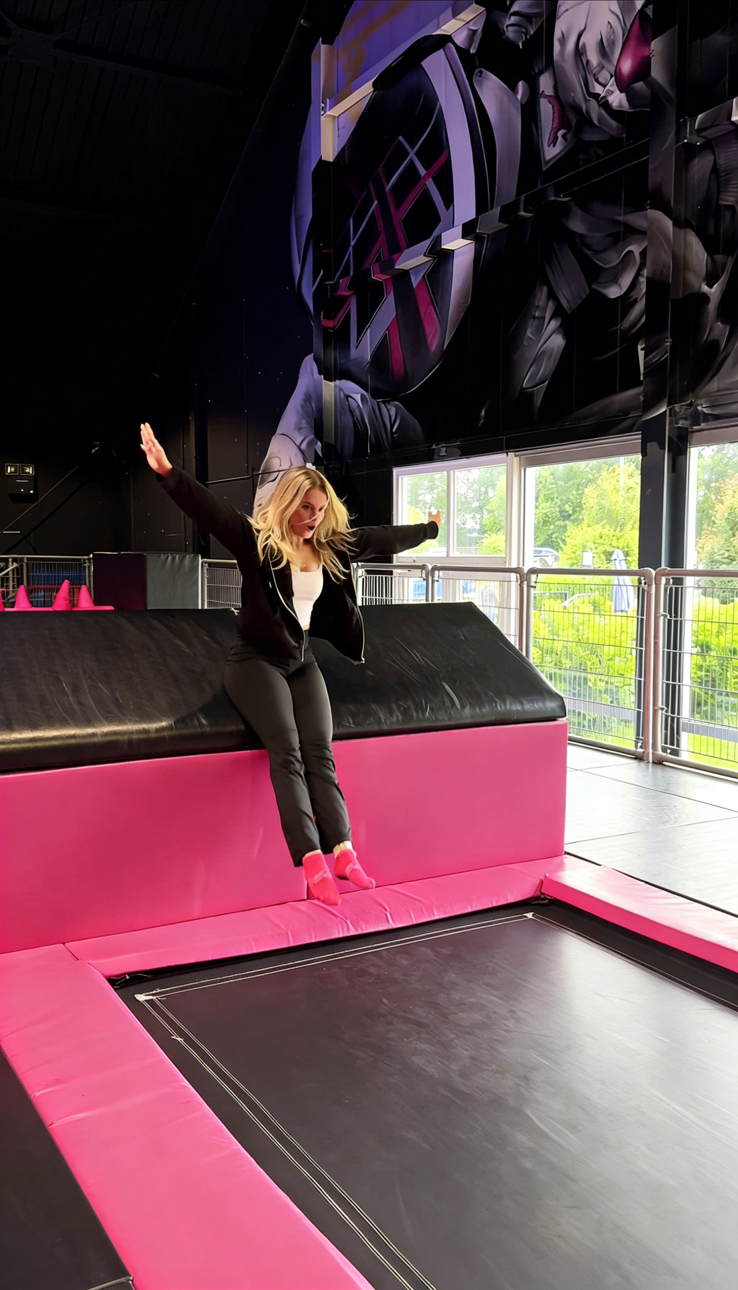 Person springt im HI FLY Trampolinpark Hilden auf einem Indoor-Trampolin – actionreicher Freizeitspaß in moderner Halle