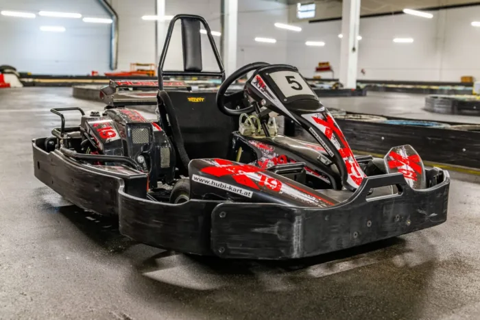Detailaufnahme eines roten Renn-Karts mit Startnummer 5 auf der Indoor-Strecke der Kartbahn Hungen