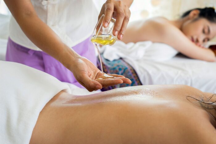 Massage mit warmem Öl in einer ruhigen Wellnesspraxis-Atmosphäre