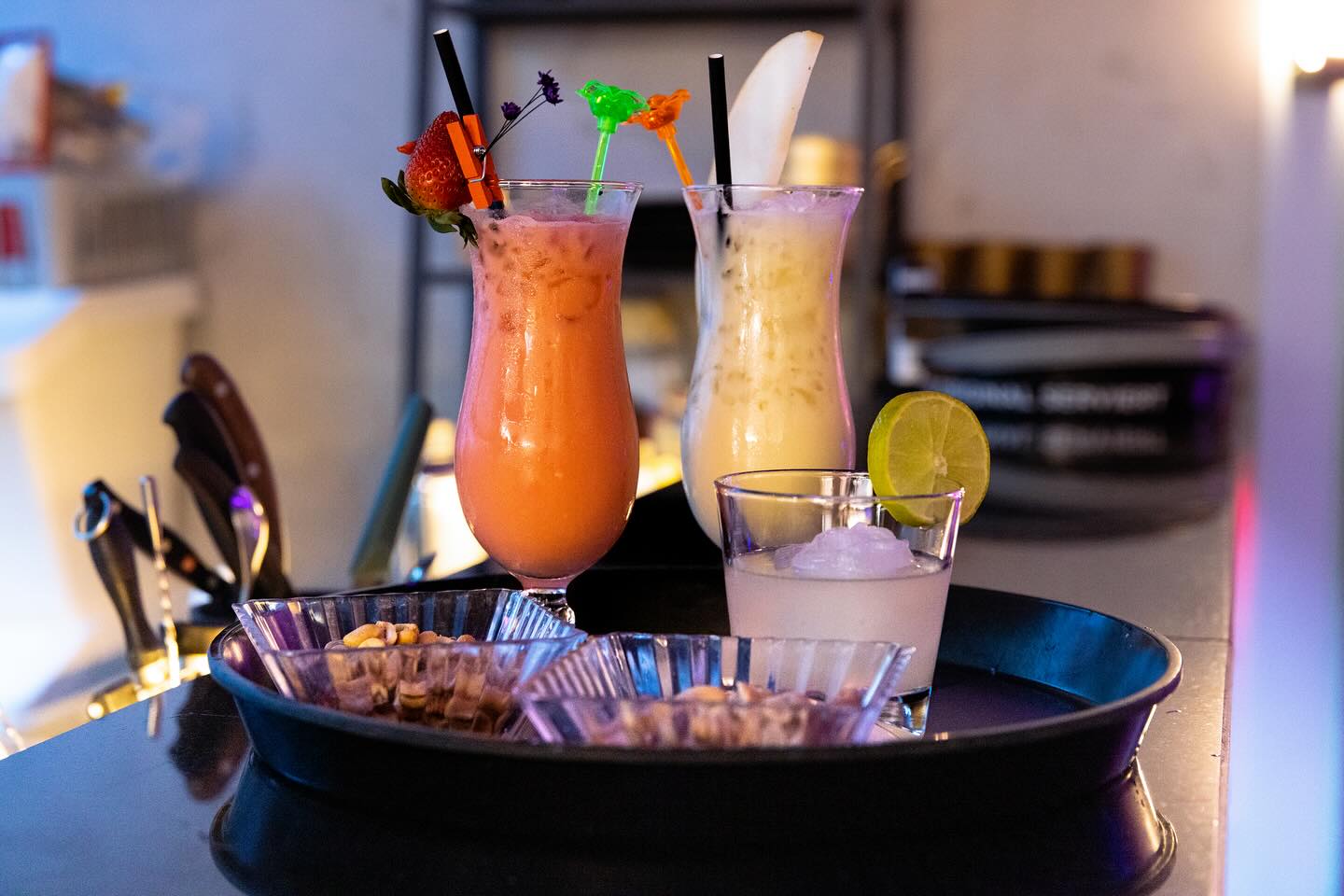 Bunte Cocktails und Snacks auf einem Tablett in der Melody Party Box Wiesbaden