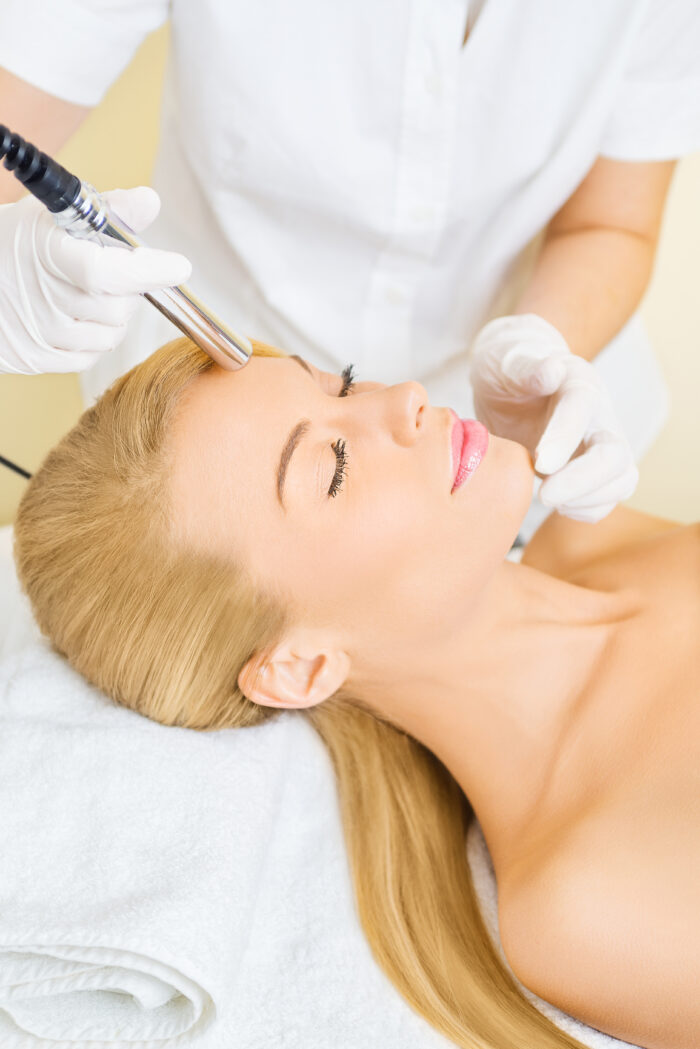 Diamant-Mikrodermabrasion für Gesicht, Hals und  Dekolleté mit Lymph-Gesichtsmassage – Bild 2