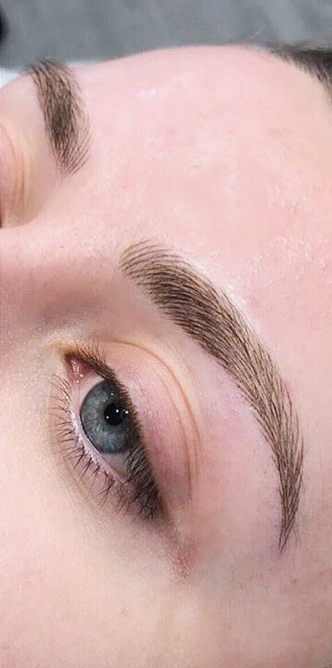 Perfekt geformte Augenbrauen nach einer Microblading-Behandlung in Berlin