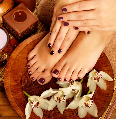 Gepflegte Hände und Füße mit dunklem Nagellack und Spa-Dekoration bei Schönheit in Neu-Westend