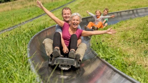 Familie erlebt eine rasante Fahrt auf der Sommerrodelbahn Edersee Waldeck – gemeinsamer Freizeitspaß mit Geschwindigkeit, Natur und guter Laune