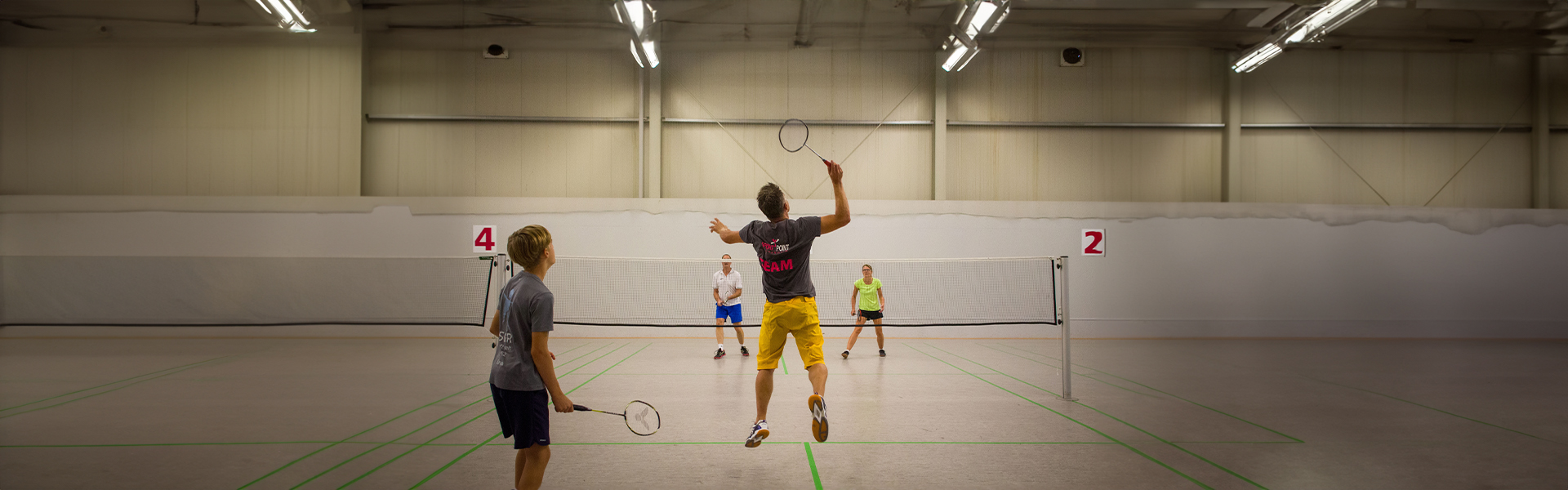 Gruppe von Sportlern beim Badmintonspiel in der Halle des Sportpoint Meckenheim