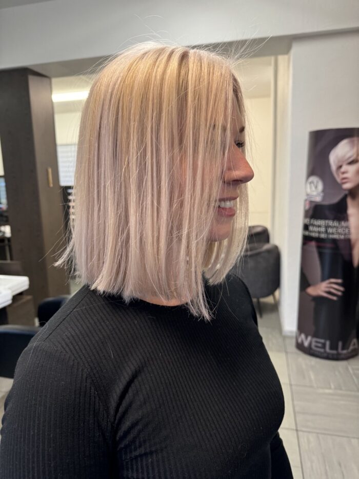 Blonder Bob-Haarschnitt bei einer Kundin im Sunny Friseursalon Frankfurt