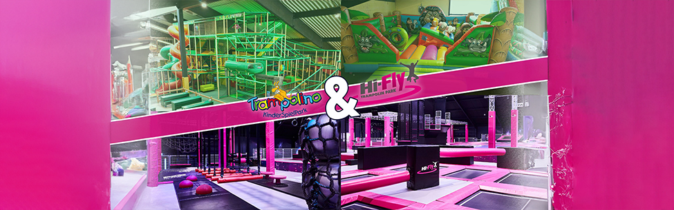 Bunte Collage aus Trampolinpark und Indoorspielplatz mit Klettergerüst und Hüpfburgen