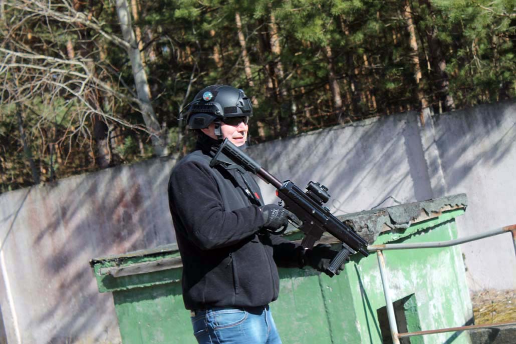 Ausgerüsteter Spieler mit Lasergewehr beim Outdoor-Lasergame im Wald bei Berlin