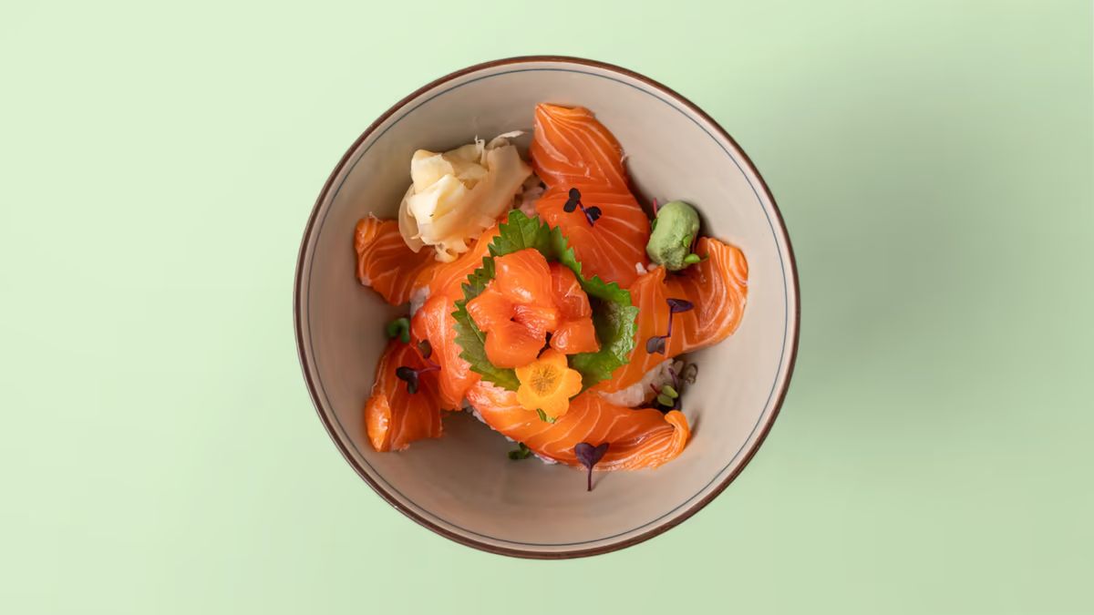 apanisches Donburi mit frischem Lachs, Reis, Ingwer und Wasabi im Restaurant MASA Japanese Soulfood