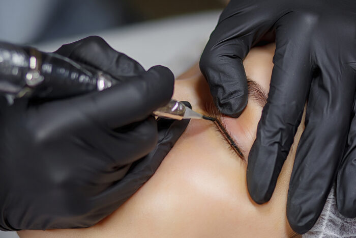 Nahaufnahme einer Wimpernkranzverdichtung mit Permanent-Make-up