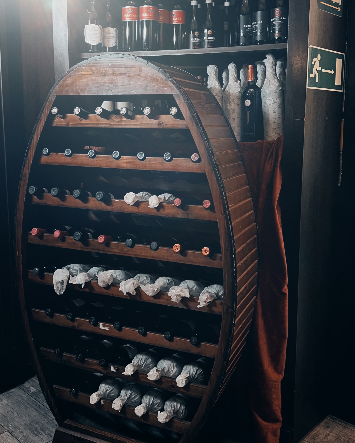 Rustikales Weinregal in Fassform mit edlen Weinen in der Alten Kanzlei Frankfurt