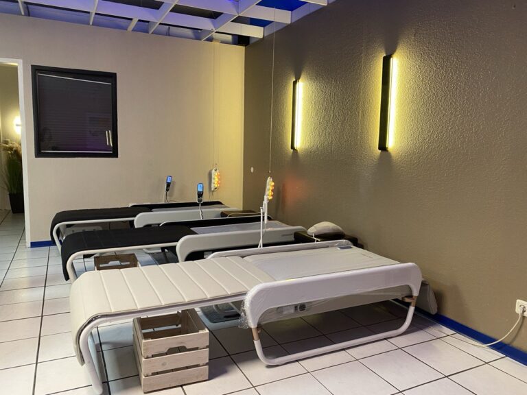 Behandlungsraum mit mehreren Ceragem Therapieliegen und beruhigender Wandbeleuchtung in Gelsenkirchen