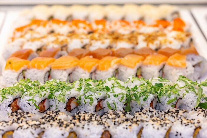 Bunte Auswahl an Sushi-Rollen im All-you-can-eat-Buffet